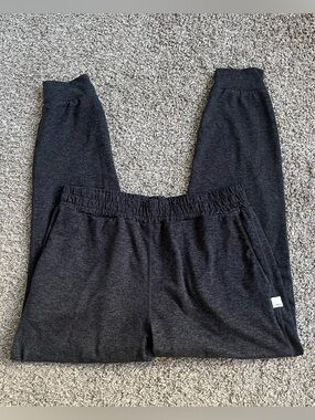 Gray Vuori Joggers Pants Medium Stretchy Athleisure Women's Comfort